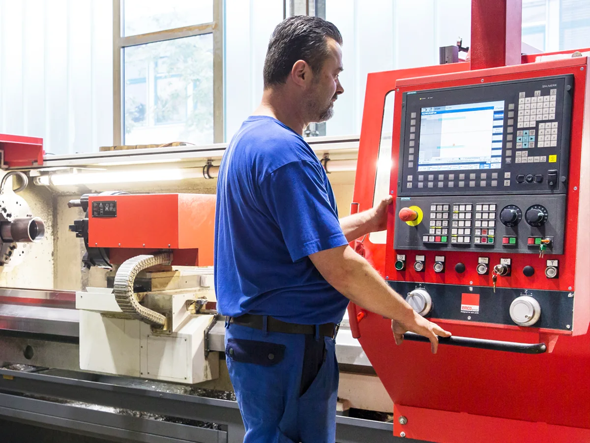 Schema-Hydraulik Fertigung Mann an Fräse