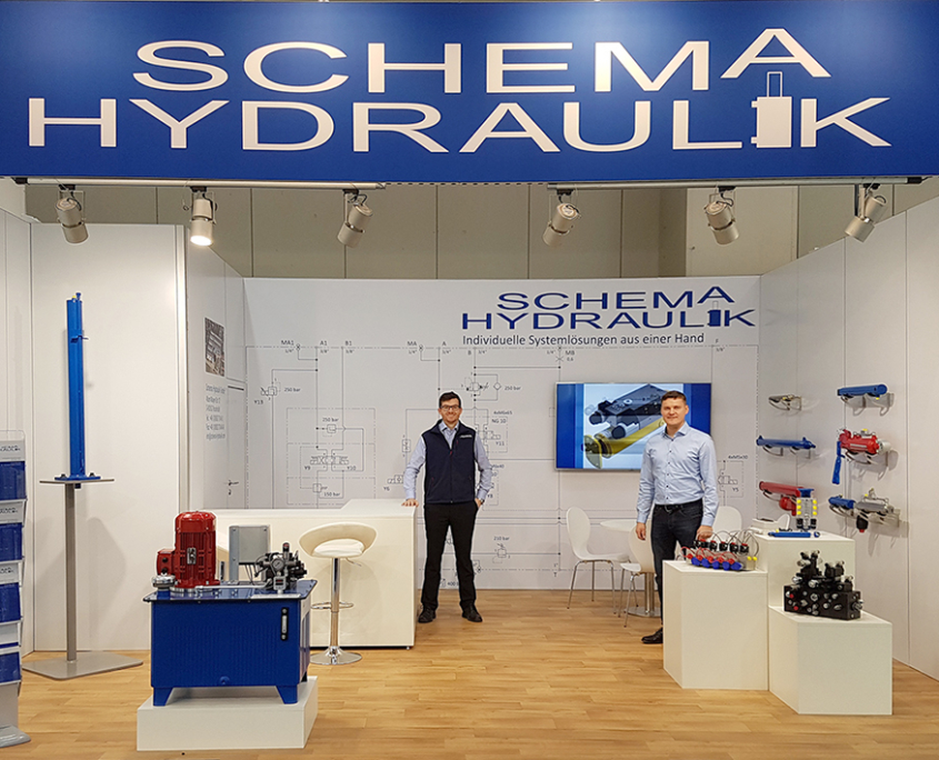 Zwei Mitarbeiter der Schema Hydraulik am Messestand Agritechnica
